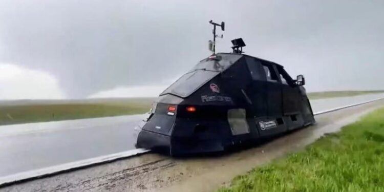 El Dominator 3 nació en 2013 para una serie televisiva de acción real llamada Storm Chasers. Pero su dueño, meteorólogo profesional, lo sigue utilizando con fines científicos en la actualidad.