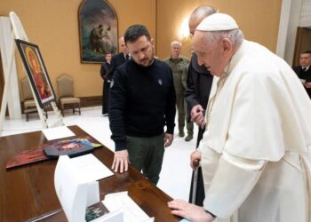 El papa Francisco entregó a Zelensky una pequeña escultura que representa una rama de olivo, símbolo de la paz (Vatican Media Handout via REUTERS)