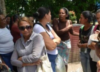 Familiares de detenidos en el calabozos del Cicpc en Maturín. Foto: Carlos Rondón.