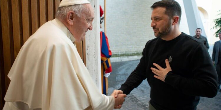 El saludo entre el papa Francisco y Volodimir Zelensky (VATICAN MEDIA / AFP)