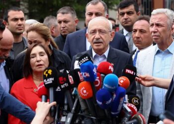 Kemal Kilicdaroglu, candidato presidencial de la principal alianza de la oposición de Turquía, está acompañado por su esposa Selvi Kilicdaroglu mientras se dirige a la gente fuera de un colegio electoral, durante la segunda vuelta de las elecciones presidenciales en Ankara, Turquía 28 de mayo 2023 (REUTERS)