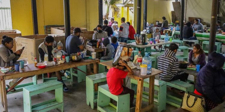 Familias de migrantes, descansan en el Albergue Nueva Visión Agape hoy en Tijuana, Baja California (México). A una semana cumplida de la culminación del Título 42, que permitía la expulsión inmediata de personas que ingresaran de forma indocumentada hacia Estados Unidos, los migrantes han acaparado algunos de los albergues de la ciudad fronteriza de Tijuana, al norte de México. EFE/Joebeth Terriquez