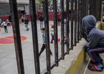 Familias de migrantes, descansan en el Albergue Nueva Visión Agape hoy en Tijuana, Baja California (México). A una semana cumplida de la culminación del Título 42, que permitía la expulsión inmediata de personas que ingresaran de forma indocumentada hacia Estados Unidos, los migrantes han acaparado algunos de los albergues de la ciudad fronteriza de Tijuana, al norte de México. EFE/Joebeth Terriquez