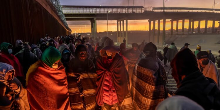 Migrantes esperan en la frontera entre México y EE. UU., 22 de diciembre de 2022.
John Moore  Gettyimages.ru