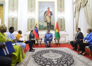 Nicolás Maduro y el primer ministro de Burkina Faso, Apollinaire Joachimson Kyélem de Tambèla. Foto @PresidencialVen