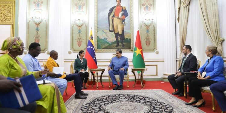 Nicolás Maduro y el primer ministro de Burkina Faso, Apollinaire Joachimson Kyélem de Tambèla. Foto @PresidencialVen