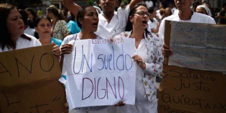 Protesta de profesionales de la enfermería. Foto AFP Federico PARRA
