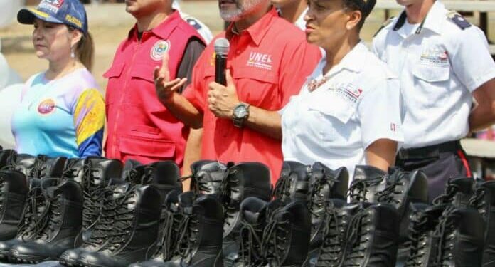 Realizan-jornada-social-integral-a-estudiantes-y-familiares-de-la-UNES-en-La-Guaira-6-696x576