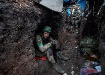 Un soldado ucraniano descansa después de una pelea en Bakhmut (Radio Free Europe/Radio Liberty/Serhii Nuzhnenko vía REUTERS)