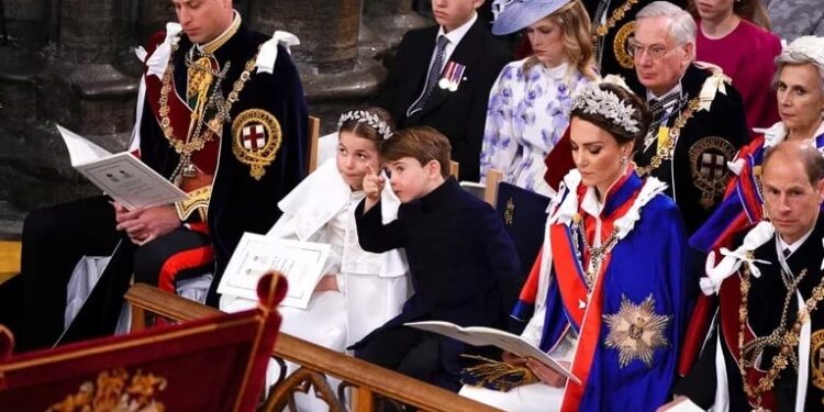 El príncipe Luis bosteza durante la ceremonia de coronación de Carlos III.