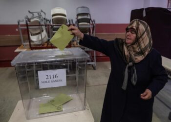 Una mujer vota para la segunda vuelta de las elecciones presidenciales entre el presidente turco Recep Tayyip Erdogan y su rival Kemal Kilicdaroglu, líder del opositor Partido Popular Republicano (CHP), en un colegio electoral de Estambul, Turquía. EFE/ERDEM SAHIN