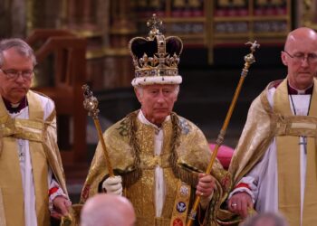 El rey Carlos III de Gran Bretaña con la corona de San Eduardo en la cabeza asiste a la ceremonia de coronación dentro de la Abadía de Westminster en el centro de Londres el 6 de mayo de 2023 (Foto de Richard POHLE / POOL / AFP)