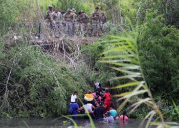 MEX4822. MATAMOROS (MÉXICO), 11/05/2023.- Migrantes cruzan el río Bravo para intentar ingresar a Estados Unidos, el 10 de mayo de 2023, en Matamoros (México). En el último día del Título 42, el caos y la desesperación crecen en la frontera norte de México, donde los migrantes han intentado cruzar de forma masiva a Estados Unidos con tácticas como arrojarse al río Bravo y armar estampidas humanas. EFE/Abrahan Pineda-Jacome