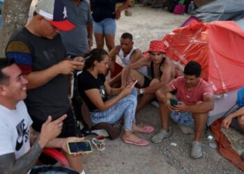 Migrantes de Venezuela esperan en un campamento temporal a orillas del Río Grande por permiso para ingresar a los Estados Unidos el 12 de mayo de 2023 en Matamoros, México. Foto: JOE RAEDLE/ Getty Images vía AFP