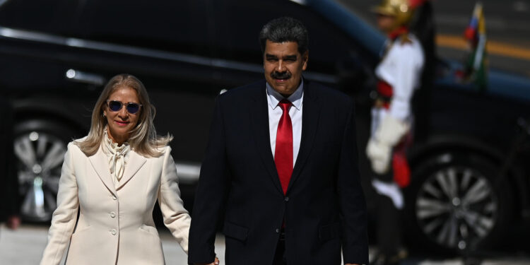 AME2682. BRASILIA (BRASIL), 29/05/2023.- El presidente de Venezuela, Nicolás Maduro, y su esposa, Cilia Flores, llegan para reunirse con el presidente de Brasil, Luiz Inácio Lula da Silva, hoy, en el Palacio do Planalto, en Brasilia (Brasil). Maduro se encuentra en una visita oficial para participar en una cumbre convocada por Lula da Silva en la cual se reunirán 10 presidentes de países sudamericanos y un representante del gobierno peruano. EFE/ André Borges