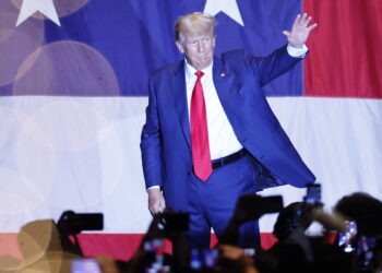 Columbus (United States), 10/06/2023.- Former US President and Republican presidential candidate Donald Trump waves as he leaves after speaking at the Georgia GOP State Convention at the Columbus Convention and Trade Center in Columbus, Georgia, USA, 10 June 2023. Trump has been indicted by a Federal grand jury for 37 felony counts related to the retention and return of classified documents. (Estados Unidos) EFE/EPA/ERIK S. LESSER