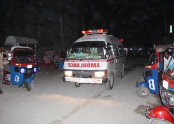 Mogadishu (Somalia), 09/06/2023.- Emergency services on the scene as
Somalia's security forces conduct an operation to neutralise fighters belonging to al Shabaab who attacked a hotel in the capital Mogadishu, Somalia, 09 June 2023, the state news agency said, while the group claimed responsibility for the attack. Attackers stormed a restaurant in the Somali capital Mogadishu using explosives and guns, wounding at least seven people, a witness and the capital's ambulance services said. (Atentado, Mogadiscio) EFE/EPA/Said Yusuf Wasame