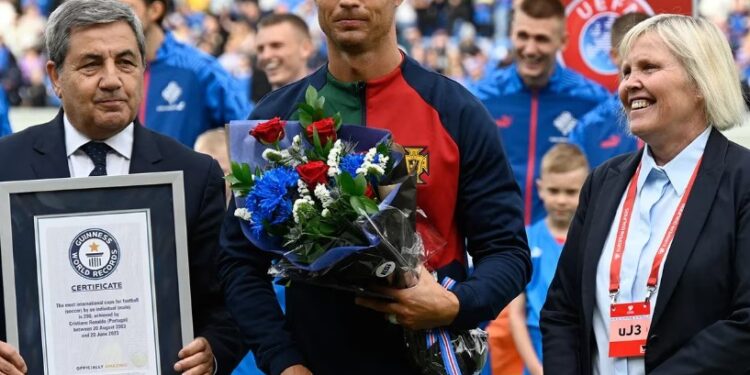 Cristiano Ronaldo y la placa que recibió de los Récords Guinness (Crédito AFP)