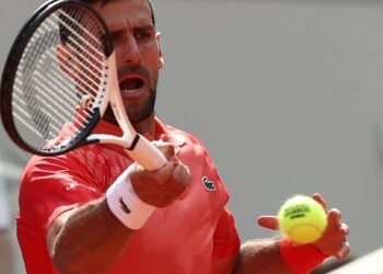 Paris (France), 09/06/2023.- Novak Djokovic of Serbia plays Carlos Alcaraz of Spain in their Men's semi final match during the French Open Grand Slam tennis tournament at Roland Garros in Paris, France, 09 June 2023. (Tenis, Abierto, Francia, España) EFE/EPA/MOHAMMED BADRA