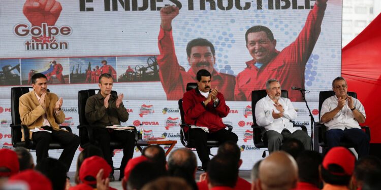 (L-R) Venezuela's Economy Vice President Ramon Lobo, Venezuela's Vice President Tareck El Aissami, Venezuela's President Nicolas Maduro, Venezuela's Oil Minister Nelson Martinez, and Eulogio del Pino, president of Venezuelan state oil company PDVSA, attend the swearing-in ceremony of the new board of directors of Venezuelan state oil company PDVSA in Caracas, Venezuela January 31, 2017. REUTERS/Marco Bello