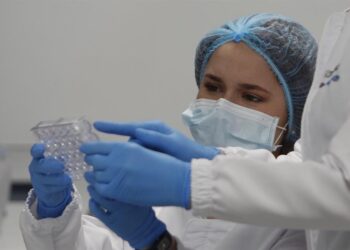 Una investigadora trabaja hoy, en la nueva sede de investigación de vacunas y biológicos de la empresa colombiana de biotecnología VaxThera, en Medellín (Colombia). La empresa colombiana de biotecnología VaxThera inauguró este jueves en Medellín una sede de investigación de vacunas y biológicos con un laboratorio en el que investigadores "entrenados" en la Universidad de Wisconsin y la Universidad Nacional de Colombia avanzarán en el desarrollo de una contra la covid-19, entre otras. EFE/Luis Eduardo Noriega A.