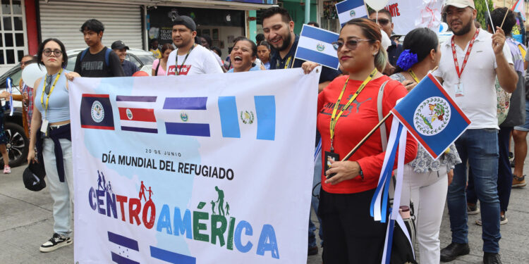 MEX8259. TAPACHULA (MÉXICO), 20/06/2023.- Migrantes acompañados de organizaciones civiles protestan hoy, en la ciudad de Tapachula en Chiapas (México). Más de 20 organizaciones civiles y cerca de 400 migrantes refugiados varados en la frontera sur de México marcharon este martes por el Día del Refugiado en medio de un récord de solicitantes de asilo en el país y críticas a las autoridades por la lentitud de tramites. EFE/Juan Manuel Blanco