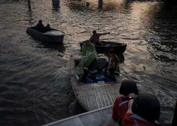 Miles de personas son evacuadas de las zonas inundadas en Ucrania tras la destrucción parcial de la represa Kakhovka. (AP)