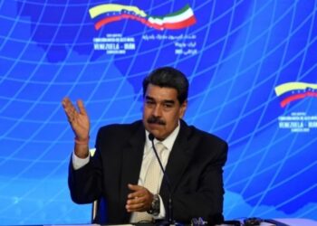 Nicolás Maduro, habla durante un comunicado de prensa conjunto con el presidente iraní, Ebrahim Raisi (fuera de cuadro), en el Palacio Presidencial de Miraflores en Caracas, el 12 de junio de 2023. El presidente iraní, Ebrahim Raisi, llegó a Venezuela el lunes para el inicio de una visita a ” países amigos” que también incluyen a Cuba y Nicaragua, todos bajo sanciones de un adversario común, Estados Unidos. (Foto por YURI CORTEZ / AFP)