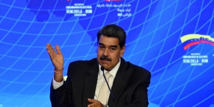 Nicolás Maduro, habla durante un comunicado de prensa conjunto con el presidente iraní, Ebrahim Raisi (fuera de cuadro), en el Palacio Presidencial de Miraflores en Caracas, el 12 de junio de 2023. El presidente iraní, Ebrahim Raisi, llegó a Venezuela el lunes para el inicio de una visita a ” países amigos” que también incluyen a Cuba y Nicaragua, todos bajo sanciones de un adversario común, Estados Unidos. (Foto por YURI CORTEZ / AFP)