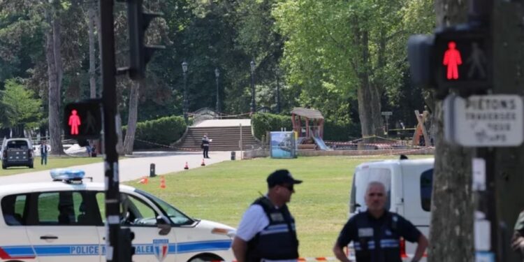 La policía francesa asegura la zona después de que varios niños y un adulto hayan resultado heridos en un ataque con cuchillo en Annecy, en los Alpes franceses, Francia, 8 de junio de 2023. REUTERS/Denis Balibouse