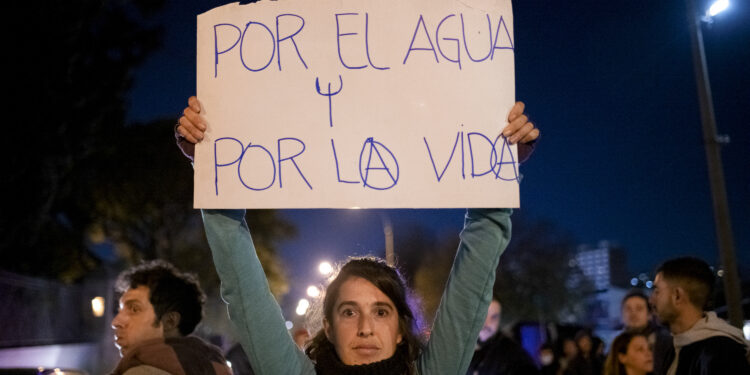 Una manifestante sostiene un cartel mientras protesta contra la falta de agua potable en Montevideo, Uruguay, el lunes 15 de mayo de 2023. (AP Foto/Santiago Mazzarovich)