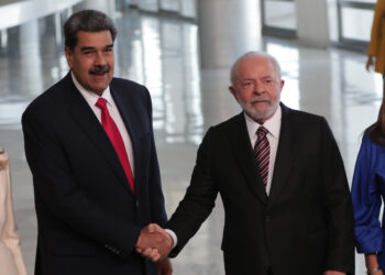 AME5181. BRASILIA (BRASIL), 08/06/2023.- Fotografía de archivo fechada el 29 de mayo de 2023 del presidente de Brasil, Luiz Inácio Lula da Silva, junto a su homólogo venezolano, Nicolás Maduro, en el Palacio do Planalto, en Brasilia (Brasil). La estrecha relación entre el presidente de Venezuela, Nicolás Maduro, y el brasileño, Luiz Inácio Lula da Silva, supondrá, según expertos, un espaldarazo para mejorar la credibilidad y las garantías electorales en los comicios presidenciales del próximo año en la nación caribeña, por la influencia política que el mandatario del gigante sudamericano tiene sobre su homólogo y fuera del país. EFE/ Andre Coelho ARCHIVO