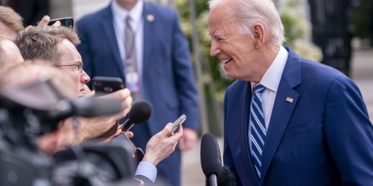 Washington (United States), 28/06/2023.- US President Joe Biden responds to a question from the news media as he walks to board Marine One on the South Lawn, USA, 28 June 2023. President Biden is traveling to Chicago to deliver remarks on his economic plan. (Estados Unidos) EFE/EPA/SHAWN THEW