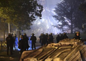 Nanterre (France), 29/06/2023.- Riot police clash with protesters in Nanterre, near Paris, France, 29 June 2023. Violence broke out after police fatally shot a 17-year-old during a traffic stop in Nanterre on 27 June 2023. According to the French interior minister, 31 people were arrested with 2,000 officers being deployed to prevent further violence. (Protestas, Disturbios, Francia) EFE/EPA/JULIEN MATTIA