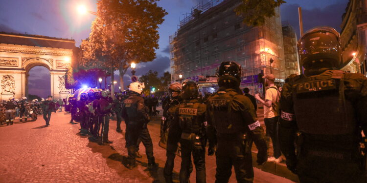 Nanterre (France), 01/07/2023.- Riot police forces secure the area in front of the Arc de triomphe amid fears of another night of clashes with protestors in Paris, France, 01 July 2023. Violence broke out all over France after police fatally shot a 17-year-old teenager during a traffic stop in Nanterre on 27 June. (Protestas, Disturbios, Francia) EFE/EPA/MOHAMMED BADRA