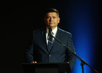 AME2471. CARACAS (VENEZUELA), 12/07/2023.- El precandidatos opositor venezolano Fredy Superlano participa en un debate con otros precandidatos hoy, en Caracas (Venezuela). Ocho de los 13 candidatos a las primarias opositoras de Venezuela comenzaron este miércoles, media hora más tarde de lo previsto, a debatir sus propuestas en la primera oportunidad de este estilo que reúne a quienes buscan hacerse con la candidatura de coalición para enfrentarse al chavismo en las presidenciales de 2024. EFE/ Miguel Gutiérrez