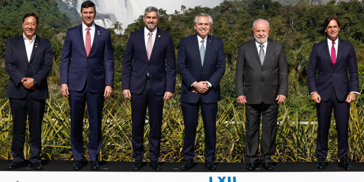 AME871. PUERTO IGUAZÚ (ARGENTINA), 04/07/2023.- De izquierda a derecha los presidentes Luis Arce de Bolivia, Santiago Peña presidente electo de Paraguay, Mario Abdo Benìtez presidente de Paraguay, Alberto Fernández de Argentina, Luis Inácio Lula da Silva de Brasil y Luis Lacalle Pou de Uruguay, posan durante la cumbre del Mercosur hoy, en Puerto Iguazú (Argentina). El líder brasileño, Luiz Inácio Lula da Silva, asumió este martes, tras un paréntesis de trece años, la Presidencia pro témpore de Mercosur, con el desafío de volver a imprimir su liderazgo en el proceso de integración regional y conducir a buen puerto la ardua negociación comercial entre la Unión Europea (UE) y el bloque suramericano. EFE/ Juan Ignacio Roncoroni