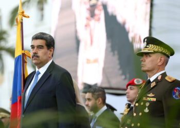 AME1770. CARACAS (VENEZUELA), 07/07/2023.- Fotografía cedida hoy por la oficina de Prensa del Palacio de Miraflores que muestra al presidente venezolano, Nicolas Maduro, junto al ministro de Defensa, Vladimir Padrino Lopez (d), durante un acto de Gobierno en Caracas (Venezuela). Maduro ratificó este viernes al ministro de Defensa, Vladimir Padrino López, por noveno año consecutivo, al tiempo que renovó parcialmente la cúpula militar al cambiar a los comandantes del Ejército, Armada, la Guardia Nacional Bolivariana (GNB, Policía militarizada) y la Milicia. EFE/ PRENSA MIRAFLORES /SOLO USO EDITORIAL /SOLO DISPONIBLE PARA ILUSTRAR LA NOTICIA QUE ACOMPAÑA (CRÉDITO OBLIGATORIO)