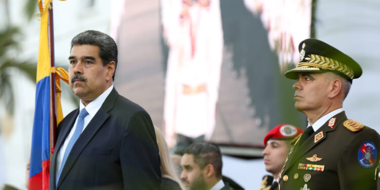 AME1770. CARACAS (VENEZUELA), 07/07/2023.- Fotografía cedida hoy por la oficina de Prensa del Palacio de Miraflores que muestra al presidente venezolano, Nicolas Maduro, junto al ministro de Defensa, Vladimir Padrino Lopez (d), durante un acto de Gobierno en Caracas (Venezuela). Maduro ratificó este viernes al ministro de Defensa, Vladimir Padrino López, por noveno año consecutivo, al tiempo que renovó parcialmente la cúpula militar al cambiar a los comandantes del Ejército, Armada, la Guardia Nacional Bolivariana (GNB, Policía militarizada) y la Milicia. EFE/ PRENSA MIRAFLORES /SOLO USO EDITORIAL /SOLO DISPONIBLE PARA ILUSTRAR LA NOTICIA QUE ACOMPAÑA (CRÉDITO OBLIGATORIO)