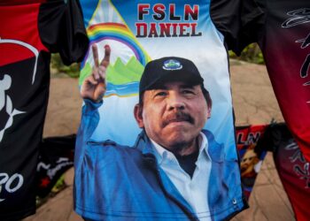 AME4033. MANAGUA (NICARAGUA), 18/07/2023.- Fotografía de una camiseta con la imagen del presidente de Nicaragua Daniel Ortega es ofrecida en una tienda de ropa hoy, en la avenida Bolivar en Managua (Nicaragua). El Frente Sandinista de Liberación Nacional (FSLN) celebrará mañana el 44º aniversario de la revolución popular en Nicaragua que derrocó a la dictadura de Anastasio Somoza Debayle y que hoy está representado por un Gobierno que ha enviado al obispo Rolando Álvarez a prisión por "traición a la patria". EFE/Jorge Torres