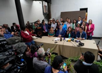 Bernardo Arévalo y su compañera de fórmula Karin Herrera, del partido Movimiento Semilla, dan una conferencia de prensa en Ciudad de Guatemala (AP Foto/Moisés Castillo)