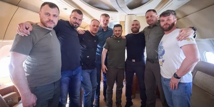 Denys Prokopenko, Svyatoslav Palamar, Serhiy Volynsky, Oleh Khomenko, Denys Shleha son los cinco oficiales que regresaron a Kiev (Twitter: @ZelenskyyUa)