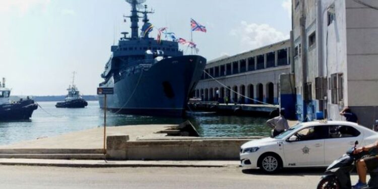 El Perekov fondeado en la bahía de La Habana. 14YMEDIO