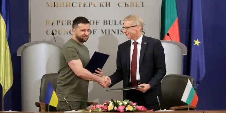 El primer ministro búlgaro, Nikolai Denkov, y el presidente de Ucrania, Volodimir Zelensky, intercambian documentos tras firmar una declaración sobre la integración euroatlántica de Ucrania y un memorando de cooperación en el ámbito de la energía en el edificio del gobierno búlgaro en Sofía, Bulgaria, 6 de julio de 2023. Ukrainian Presidential Press Service/Handout via REUTERS