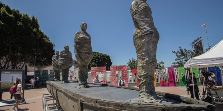 Fotografía de la escultura titulada "El ruido generado por el choque de los cuerpos", el 7 de julio de 2023, en la fronteriza Tijuana (México). Una escultura de bronce que representa a cuatro migrantes en una balsa reivindica los derechos de esta población en Tijuana, en la frontera de México con Estados Unidos. EFE/ Joebeth Terriquez