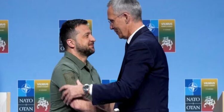 El presidente de Ucrania, Volodimir Zelensky, y el secretario general de la OTAN, Jens Stoltenberg, se dan la mano en una rueda de prensa durante una cumbre de líderes de la OTAN en Vilna, Lituania, el 12 de julio de 2023. REUTERS/Ints Kalnins/Archivo