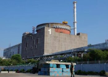 Un miembro del servicio ruso monta guardia en un puesto de control cerca de la central nuclear de Zaporizhzhia Ucrania controlada por Rusia,. REUTERS/Alexander Ermochenko/Fotografía de archivo