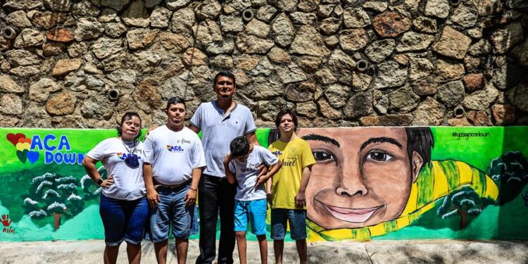 Un grupo de niños con síndrome de Down posan durante la develación de tres murales de su autoría hoy, dentro del Parque Papagayo en el balneario de Acapulco (México). Niños mexicanos con síndrome de Down exhibieron este martes murales pintados por ellos mismos en la ciudad costera de Acapulco para crear consciencia sobre la discapacidad y como parte de una nueva terapia. EFE/David Guzmán