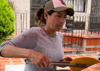 Betzaida tiene un emprendimiento de ventas de empanadas a las afueras de Migración Medellín. Foto: Yohanna Mendoza