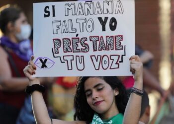 Una mujer sostiene un cartel que dice "Si no estoy mañana, préstame tu voz" durante una marcha en el Día Internacional de la Eliminación de la Violencia contra la Mujer, en Santa Cruz, Bolivia, el 25 de noviembre de 2021